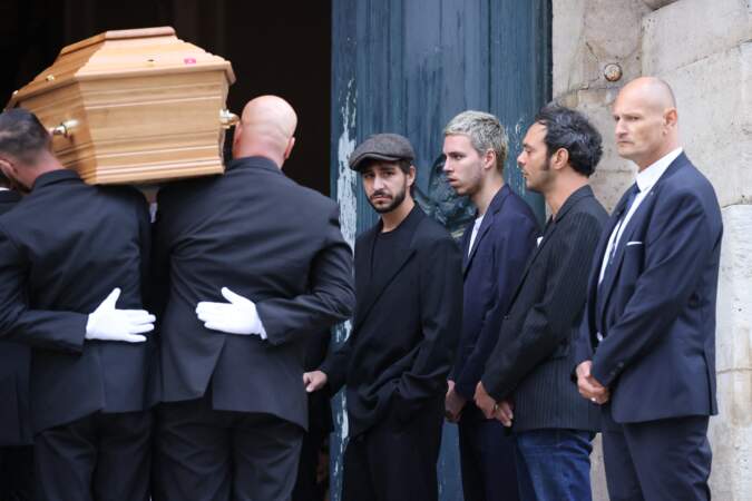 Ben Attal, Marlowe (fils de Lou Doillon) et Roman de Kermadec (fils de Kate Barry), aux obsèques de Jane Birkin, en l'église Saint-Roch, à Paris, le 24 juillet 2023.