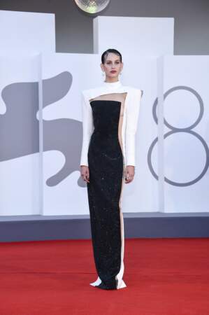 Robe stucturée et minimaliste Balmain de Milena Smit à la Mostra de Venise en 2021