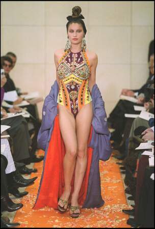 Laetitia Casta en body au défilé Jean Paul Gaultier - collection Couture printemps/été 2000 à Paris 