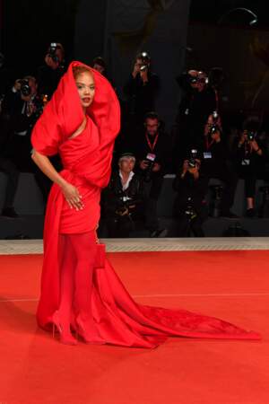 Tessa Thompson en robe rouge vif  à capuche réalisée par Alejandro González Iñárrituà à la Mostra de Venise en 2022