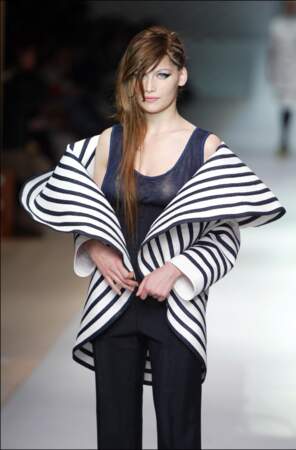 En 2003, Laetitia Casta brille dans une veste au motif et à la coupe graphique au défilé Haute Couture Jean Paul Gaultier 