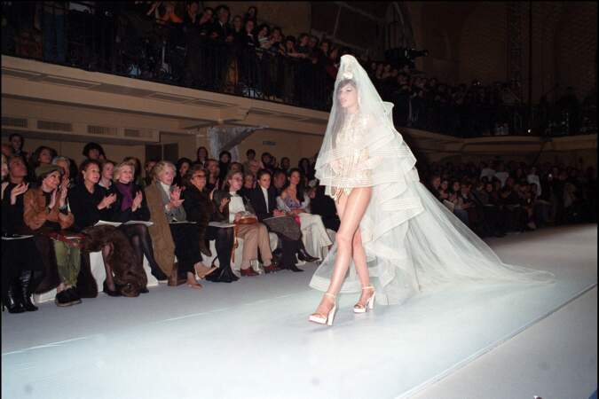 Toujours en 2003, Jean Paul Gaultier choisit Laetitia Casta comme mariée de son show Haute Couture