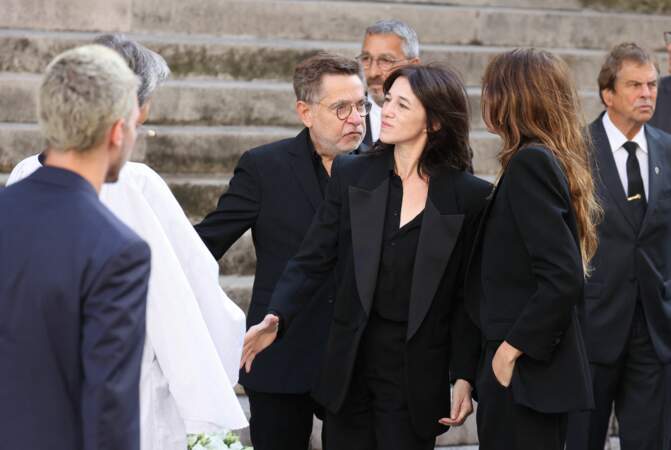 Les proches de Jane Birkin arrivent à l'église Saint-Roch, pour les obsèques de la chanteuse, à Paris, le 24 juillet 2023.