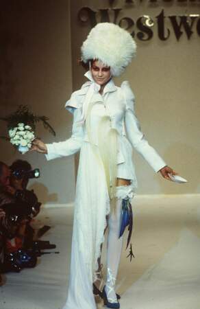 Laetitia Casta défile pour Vivienne Westwood en mars 1996, coiffée d'une imposante toque blanche 