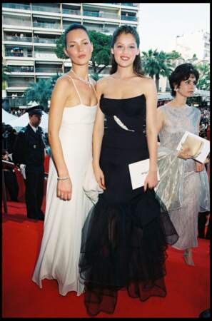 Kate Moss et Laetitia Casta en robe en tulle noir à la soirée d'ouverture du Festival de Cannes en 1998