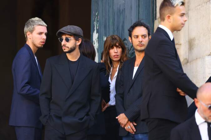 Marlowe (fils de Lou Doillon), Ben Attal, Charlotte Gainsbourg, Lou Doillon et Roman de Kermadec (fils de Kate Barry) réunis aux obsèques de Jane Birkin, en l'église Saint-Roch, à Paris, e 24 juillet 2023.