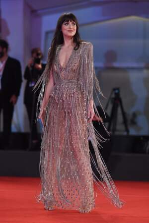 Dakota Johnson en robe transparente et cristallisée de sequins Gucci pour la première du film "The Lost Daughter" à la Mostra de Venise en 2021