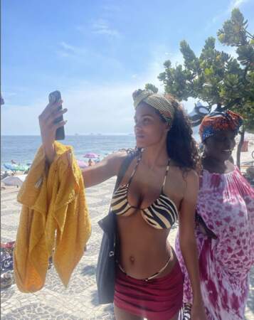Tina Kunakey en bikini imprimé au Brésil, le 15 février 2023