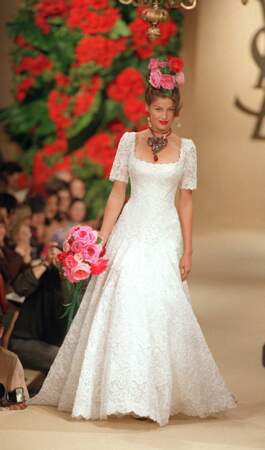 Laetitia Casta est la mariée du défilé Couture Saint-Laurent - printemps/été 1998