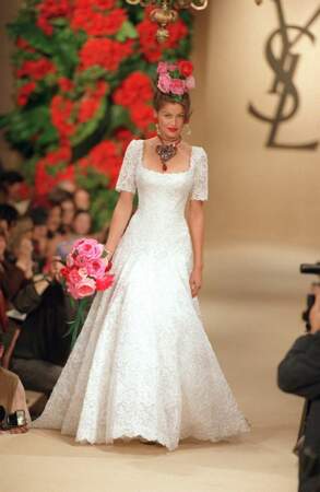 Laetitia est choisie par Yves Saint Laurent pour clôturer son défilé Haute Couture 1998 en robe de mariée