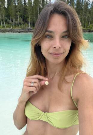 Marine Lorphelin est en bikini vert anis en Nouvelle Calédonie, le 6 juillet 2023