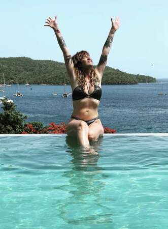 Daphné Burki en bikini noir dans sa piscine sur Instagram, le 22 juillet 2023