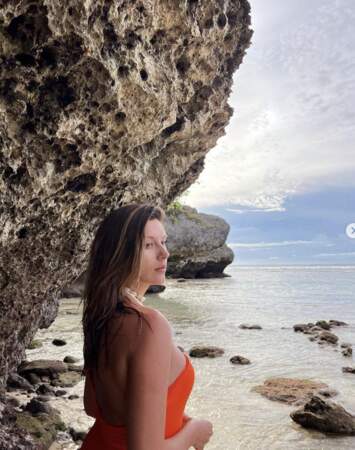 Camille Cerf est à Bali pour ses vacances. Alors enceinte, elle est canon en une-pièce bustier et orange, le 11 avril 2023
