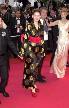 Laetitia Casta en tenue traditionnelle japonaise pour le Festival de Cannes en 2001