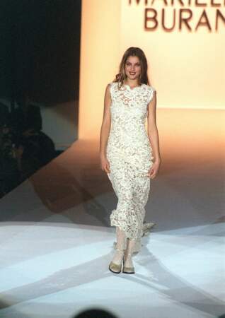 Laetitia Casta défile en 1999 pour la marque Mariella Burani, dans une longue robe blanche en dentelle