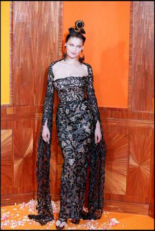 Laetitia Casta renoue avec une robe dentelée pour Jean Paul Gaultier - collection Couture printemps/été 2000 à Paris  
