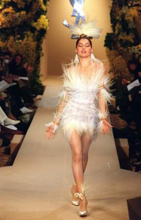Laetitia Casta en mini-robe en tulle blanc pour Yves Saint Laurent - collection printemps/été 2000