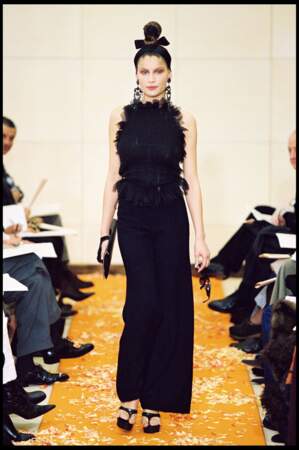 Laetitia Casta en robe à froufrous pour le défilé Jean Paul Gaultier - collection couture printemps/été 2000