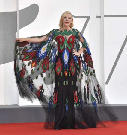 Cate Blanchett et sa robe qui joue sur la transparence et les couleurs vives à la Mostra de Venise en 2020