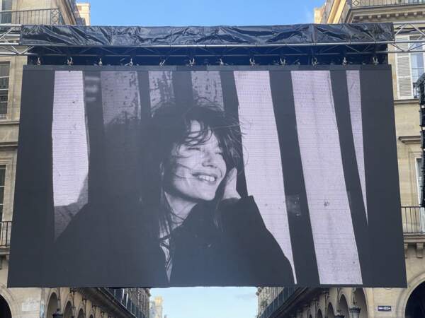 Le sourire de Jane Birkin, devant l'église Saint-Roch, à l'occasion des obsèques de la comédienne et chanteuse, à Paris, le 24 juillet 2023.