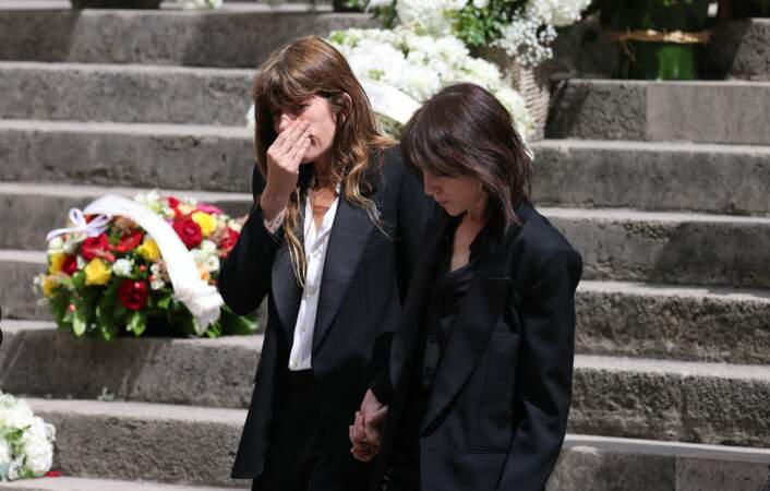 Lou Doillon et Charlotte Gainsbourg craquent à la sortie des obsèques de Jane Birkin, en l'église Saint-Roch, à Paris, le 24 juillet 2023.