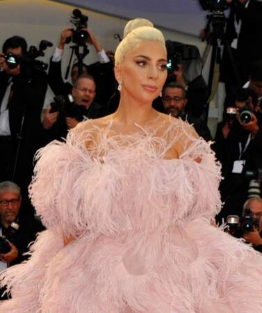Lady Gaga et son haut chignon sur ses cheveux blonds polaire à la Mostra de Venise en 2018