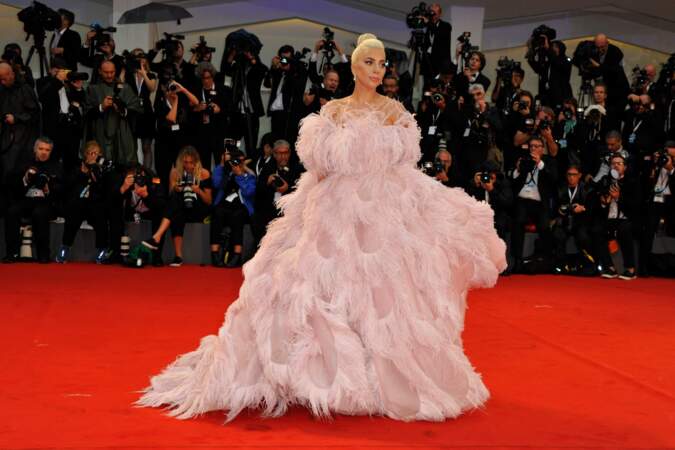 Lady Gaga est époustouflante en robe imposante Valentino Haute Couture recouverte de plumes à la première du film "A Star Is Born" à la Mostra de Venise, le 31 août 2018