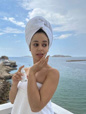 Lena Mahfouf, alias Léna Situations oublie ses produits de make-up à la mer, le 16 juin 2023