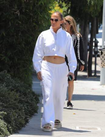 Jennifer Lopez et sa veste de sport ultra-courte qui montre son ventre plat cet été 2023