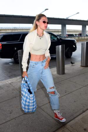 Gigi Hadid en jean et crop top à manches longues à l'aéroport de New York cet été 2023