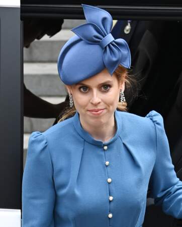 La princesse Beatrice d'York ajoute un bibi de la même teinte que sa tenue pour assister à la messe du jubilé de la reine Elisabeth II à Londres, le 3 juin 2022