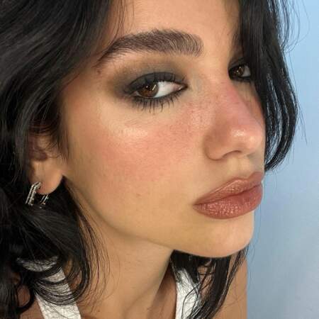 Dua Lipa adopte la tendance du rouge à lèvres marron sur Instagram