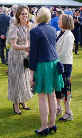 Beatrice d’York choisit la longue robe plisée et à carreaux lors d'une Royal Garden Party au Buckingham Palace à Londres, le 25 mai 2022