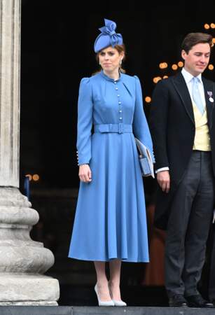 Beatrice d'York en robe longue et plissée bleue pour assister à la messe du jubilé de la reine Elisabeth II à Londres, le 3 juin 2022