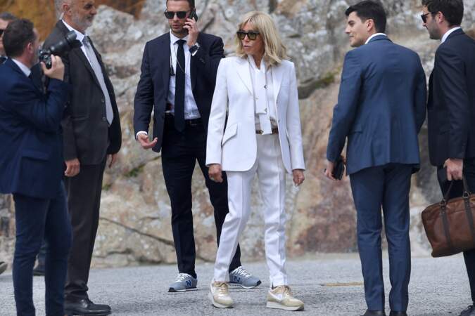 Brigitte Macron en costume monochrome immaculé au Mont Saint-Michel
