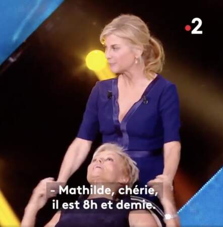 Muriel Robin et Michèle Laroque jouent le sketch du dîner le 28 décembre 2020 sur France 2