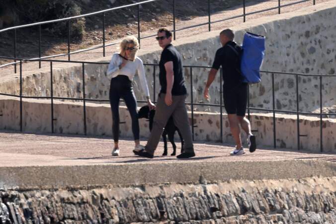Toujours accompagnée de sa protection rapprochée, Brigitte Macron est libre de ses mouvements lorsqu'elle se trouve à Brégançon