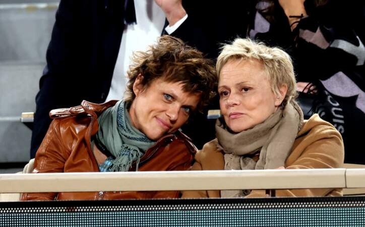 Muriel Robin et sa femme Anne Le Nen dans les tribunes des internationaux de France de Roland Garros à Paris le 31 mai 2022