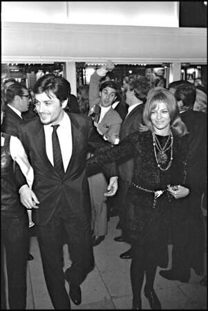 Alain Delon et sa femme Nathalie Delon à la première du film Le Samouraï en 1967