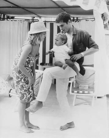 Alain Delon, Nathalie Delon et leur fils Anthony au milieu des années 60