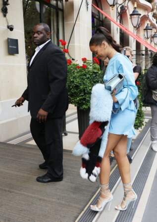 La chanteuse Rihanna à son arrivée à l'hôtel Plaza Athénée à Paris
