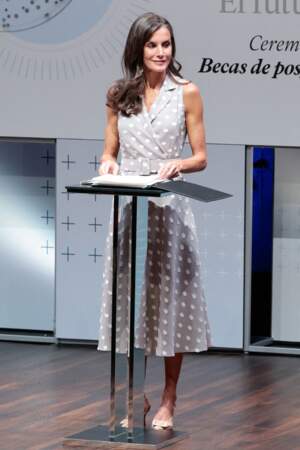 Letizia d'Espagne en robe à pois et escarpins à boucle lors de la cérémonie de remise des bourses d'études supérieures à l'étranger de la Fondation "la Caixa", le 12 juillet 2023, à Madrid