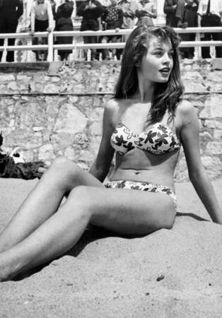 Brigitte Bardot sur la plage à Cannes