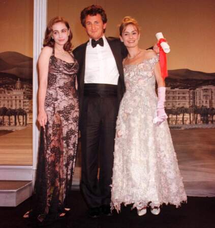 Emmanuelle Béart à la cérémonie de clôture du Festival de Cannes en 1997, avec Sean Penn et Sandrine Bonnaire