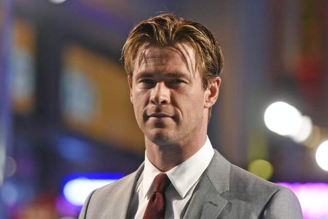 Changement de coupe de cheveux en 2015 pour Chris Hemsworth, présent notamment à la première du film "Au coeur de l'océan", à Londres, le 2 décembre 2015.