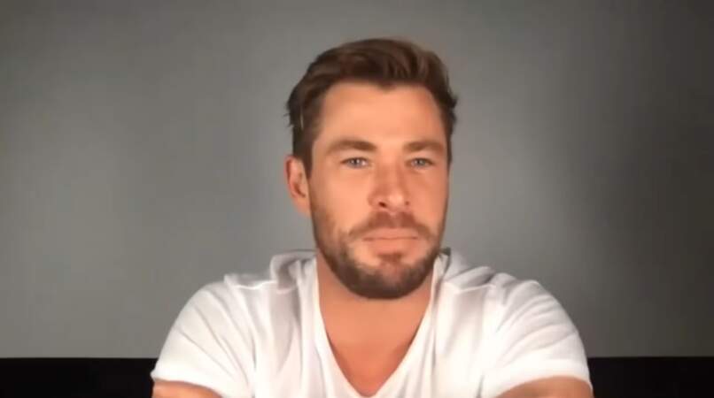Durant le confinement de 2020, Chris Hemsworth avait opté pour un coupe de cheveux courte lors d'une visioconférence. 