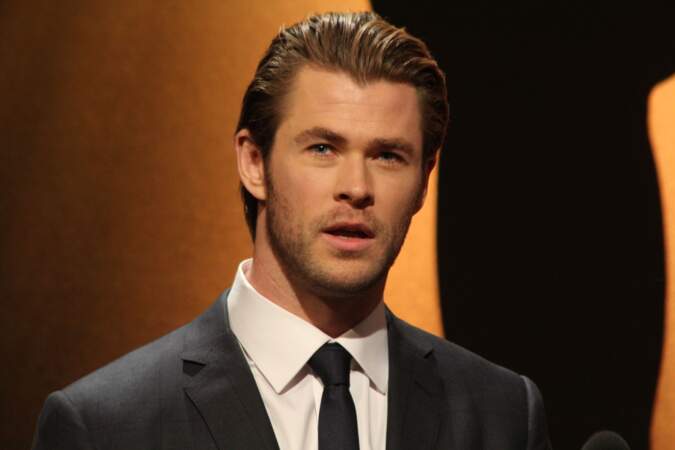 Chris Hemsworth, avec les cheveux plaqués en arrière, lors de l'annonce des nominations aux Oscars à Hollywood, le 16 janvier 2014.
