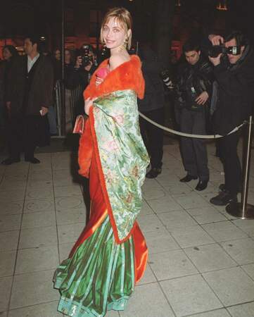 Emmanuelle Béart dans une robe longue vert émeraude et rose, surmonté d'un déshabillé orange et vert à motifs, à la 26e cérémonie des César, en 2001