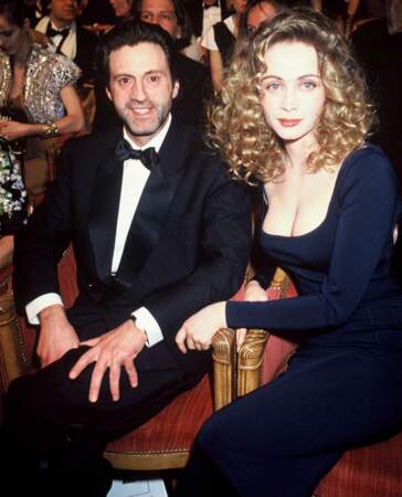 Emmanuelle Béart dans une robe noir moulante aux César 1990, avec son compagnon Daniel Auteuil