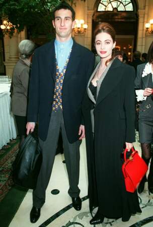 Emmanuelle Béart très élégante dans un manteau extra-long noir, avec son frère Ivan lors d'une défilé Haute Couture printemps-été 1995
